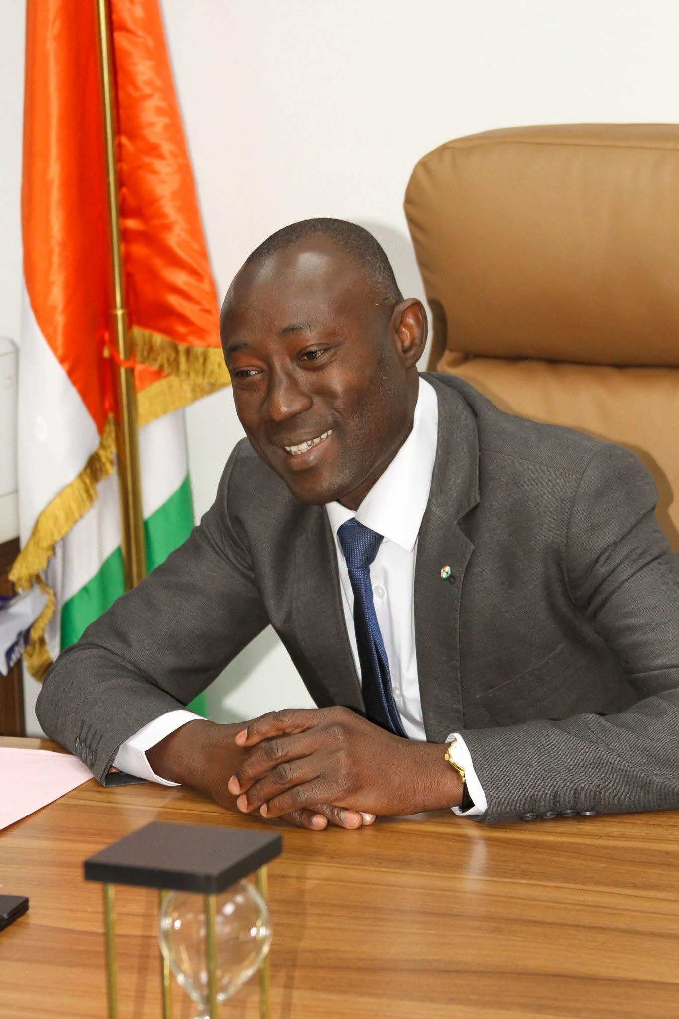 FÊTE DES PERES : LE PERSONNEL DE LA DAF DU MINISTERE DE L'ECONOMIE, DES FINANCES ET DU BUDGET  HONRE MONSIEUR TIMITE  B. AMADOU,  DAF- MEFB